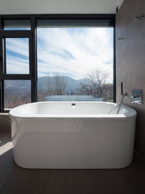 Bir evde modern banyo