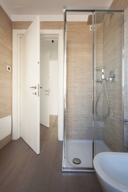 Bir evde modern banyo