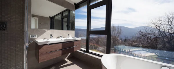 Banheiro moderno em uma casa — Fotografia de Stock