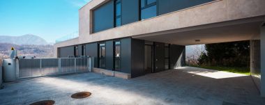 Modern bir apartmanın Teras