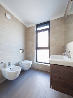 Bir evde modern banyo