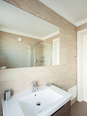 Bir evde modern banyo