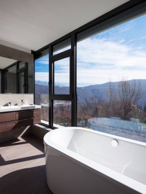 Bir evde modern banyo