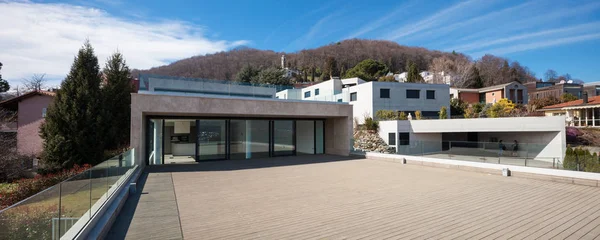 Terraza de un apartamento moderno, paisaje rural — Foto de Stock