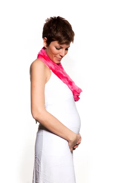 Портрет беременной женщины на белом фоне — стоковое фото