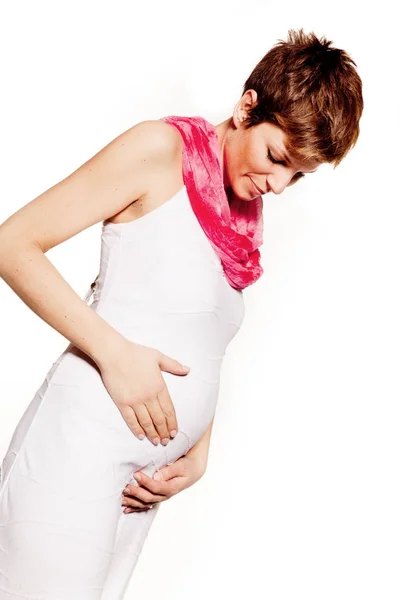 Retrato de mulher grávida no fundo branco — Fotografia de Stock