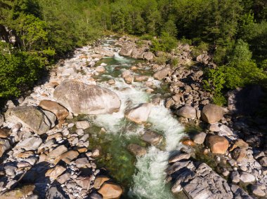 Küçük doğal dağ dere taşları ile