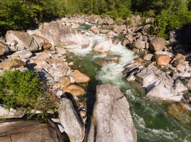 Küçük doğal dağ dere taşları ile