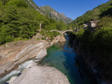 Küçük doğal dağ dere taşları ile