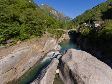 Küçük doğal dağ dere taşları ile