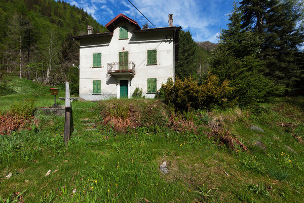 Заброшенный белый дом
