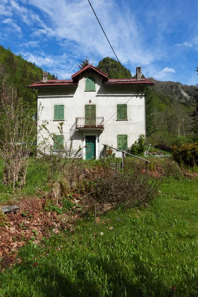 Casa branca abandonada — Fotografia de Stock