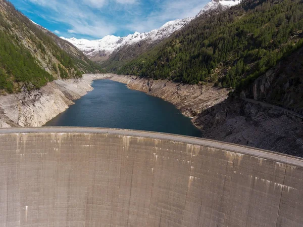 Barragem com lago artificial Sambuco, Tessin — Fotografia de Stock