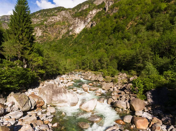 Små naturliga fjällbäck med stenar — Stockfoto