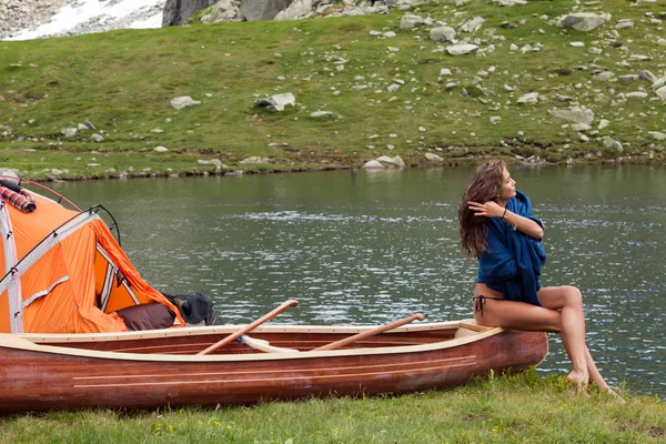 Beautiful girl on a wooden canoe — Stock Photo, Image