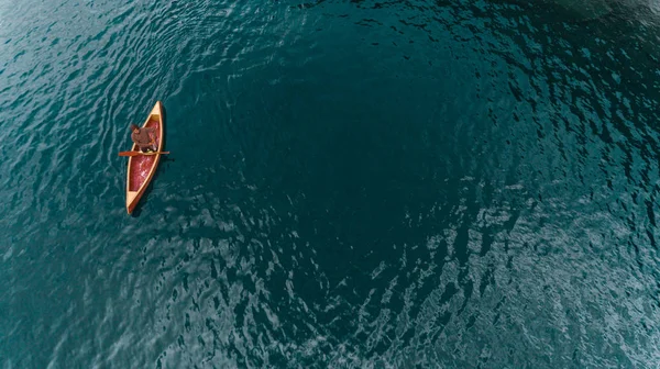 Canoa de madera durante la navegación — Foto de Stock