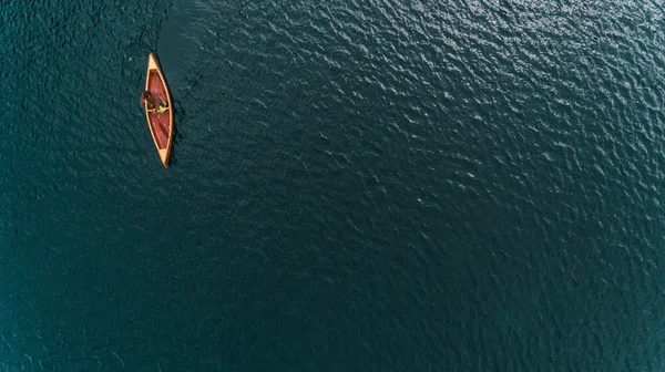 Canoa de madera durante la navegación — Foto de Stock