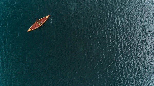 Canoa de madera durante la navegación — Foto de Stock