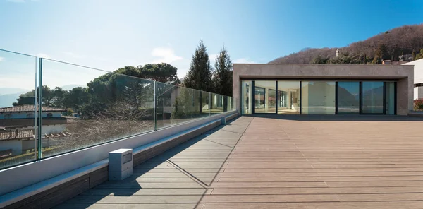 Blick auf einen modernen leeren Balkon, niemand drinnen — Stockfoto