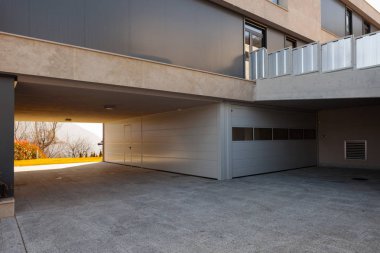 Modern ev Entrace
