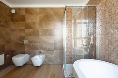 lüks banyo modern bir evde