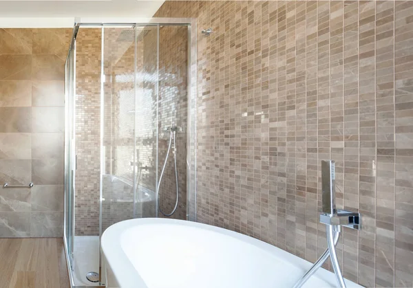 Luxe badkamer in een modern huis — Stockfoto