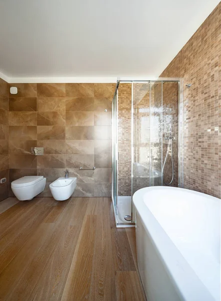 Luxus-Badezimmer in einem modernen Haus — Stockfoto