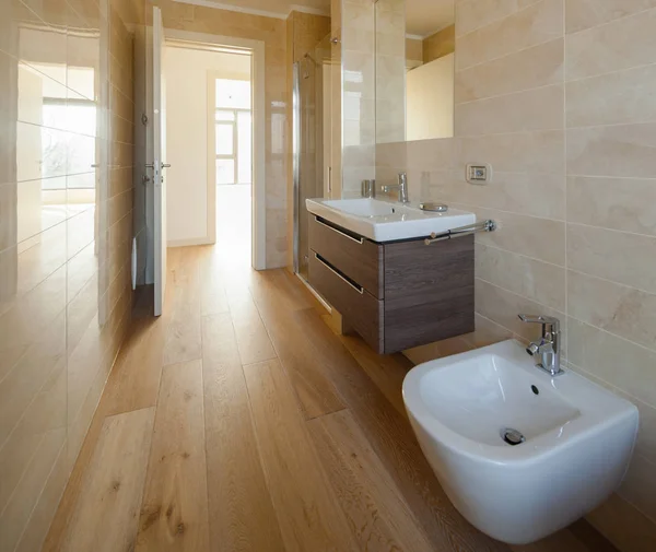 Lyxigt badrum i ett modernt hus — Stockfoto