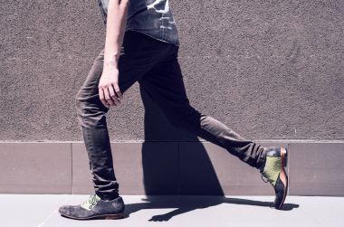 Genç adam yürüme ve atlama