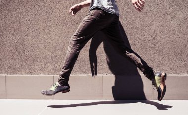 Genç adam yürüme ve atlama