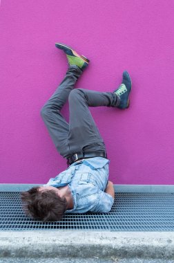 Ayaklarını duvara karşı