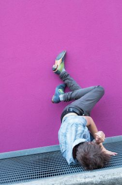 Ayaklarını duvara karşı