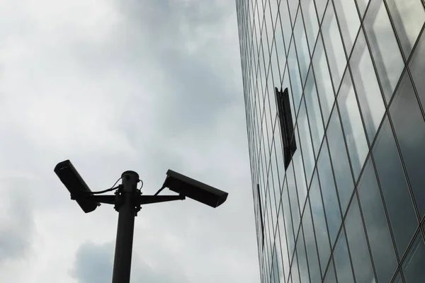 Security and modern building — Stock Photo, Image