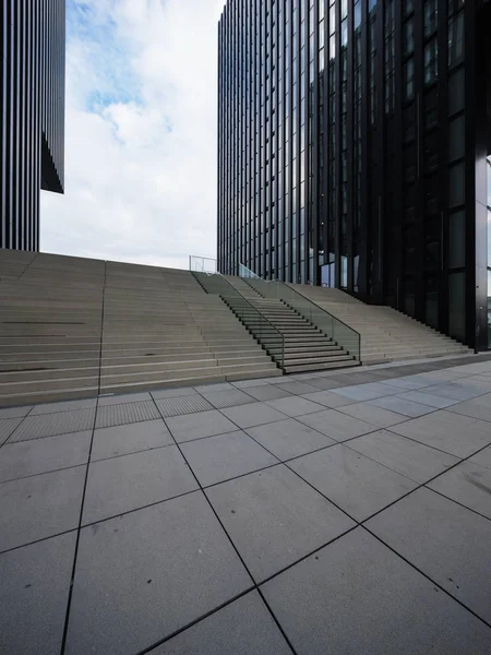 Bâtiment moderne et escalier — Photo