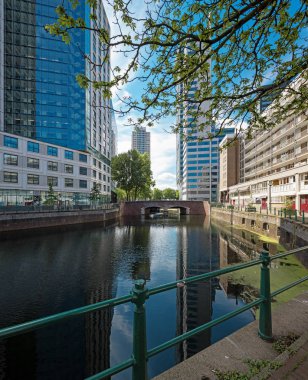 Rotterdam cityscape kanal ve Binalar ile
