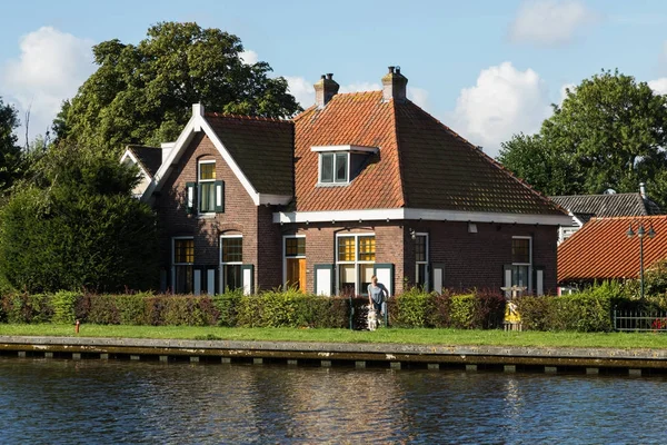 Typiske hollandske hus ved elvebredden – stockfoto