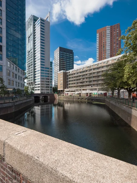 Rotterdam cidade com canal e edifícios — Fotografia de Stock