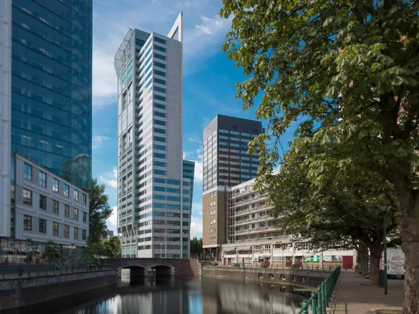 Paysage urbain de Rotterdam avec canal et bâtiments — Photo