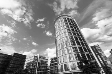 Hamburg bölgesindeki modern binanın dikliği