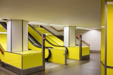 Hamburg tüp içinde yürüyen merdiven