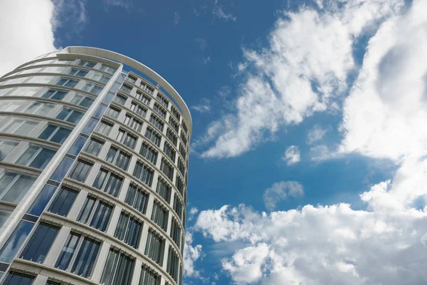 Hamburg bölgesindeki modern binanın dikliği — Stok fotoğraf