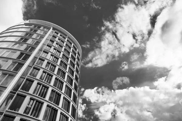Hamburg bölgesindeki modern binanın dikliği — Stok fotoğraf