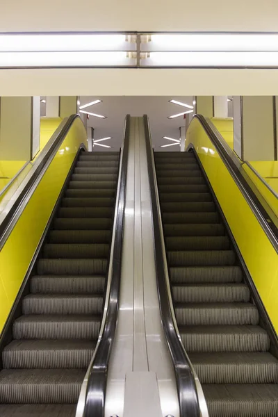 Escaleras eléctricas en Hamburgo tube — Foto de Stock