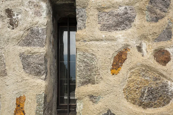 Closeip windows och sten — Stockfoto