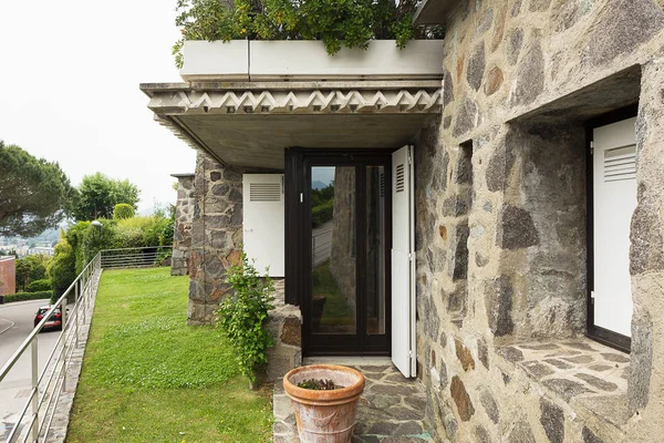 Ventanas de madera en villa de piedra — Foto de Stock