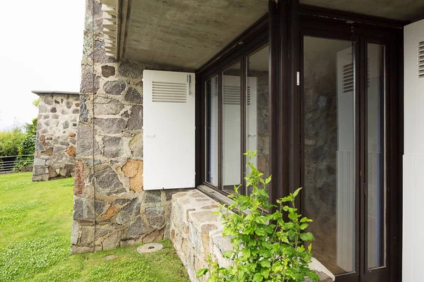 Taş villa içinde ahşap pencere eşiği — Stok fotoğraf