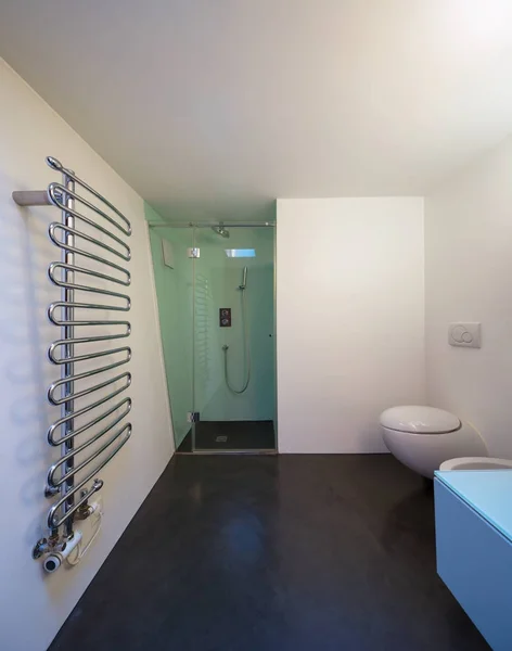 Moderne witte badkamer — Stockfoto