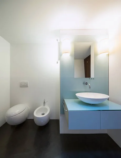 Modern beyaz banyo — Stok fotoğraf