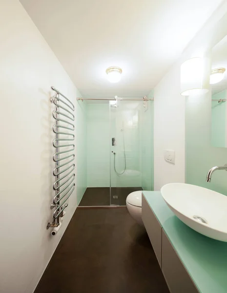 Moderní bílý koupelna — Stock fotografie