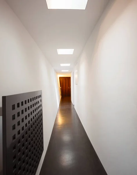 Primo piano del radiatore in corridoio bianco — Foto Stock